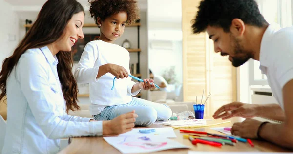 Madre e padre che disegnano insieme con bambino — Foto Stock