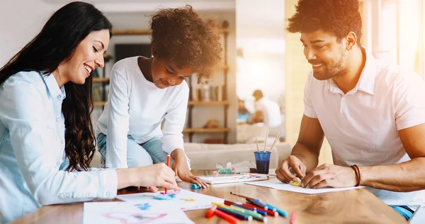 Annesi ve babası ile birlikte çocuk çizim