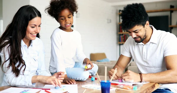 Madre e padre che disegnano insieme con bambino — Foto Stock