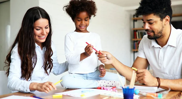 Madre e padre che disegnano insieme con bambino — Foto Stock