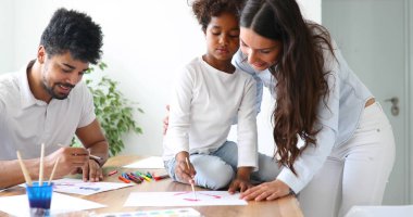 Anne ve baba çocukları ile çizim