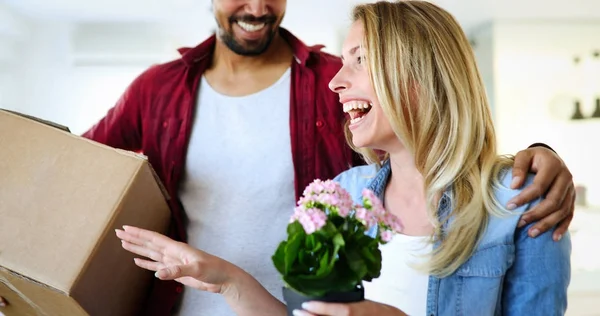 Coppia felice dopo essersi trasferita — Foto Stock