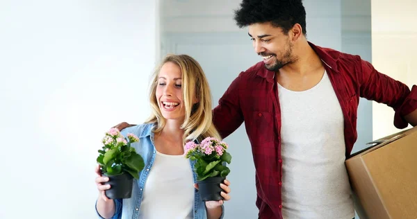 Pareja joven desempacando caja de cartón — Foto de Stock