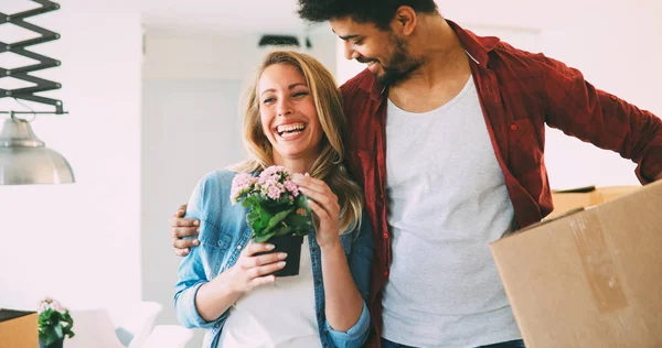 Casal feliz por sua nova casa — Fotografia de Stock