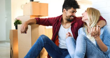 Karton kutuları açan genç bir çift. 