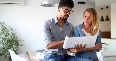 Ofiste çalışan mimar arkadaşları