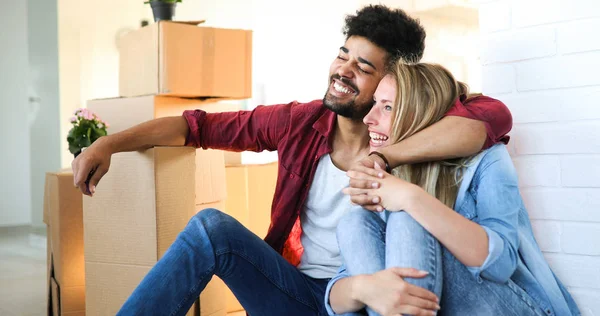 Par efter att ha flyttat till nytt hem — Stockfoto