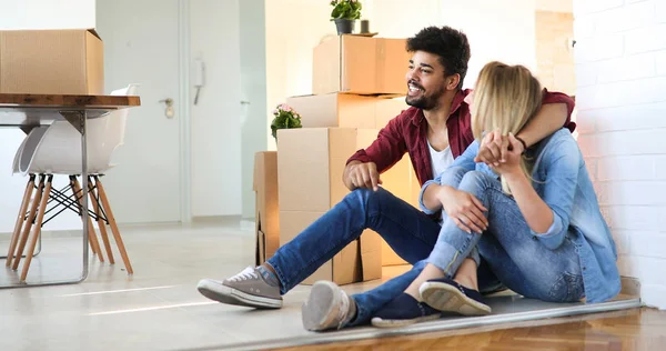 Casal em mudança na nova casa — Fotografia de Stock