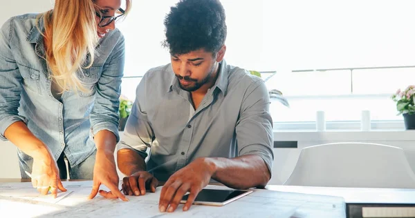 Mensen uit het bedrijfsleven en architecten werken — Stockfoto