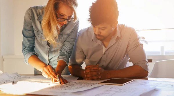 Colaboradores trabajando en la oficina de negocios — Foto de Stock