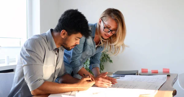 Arkitekten kollegor arbetar på kontor — Stockfoto