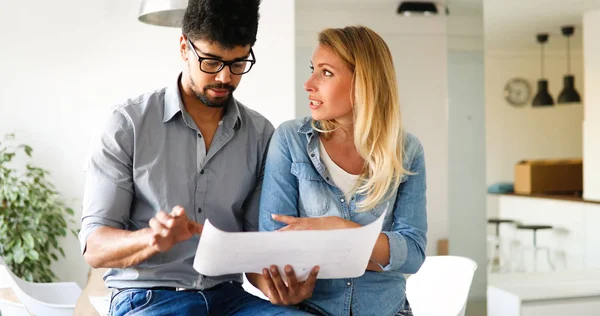 Colleghi architetti che lavorano in ufficio — Foto Stock