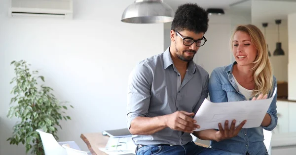 Imprenditori e architetti che lavorano — Foto Stock