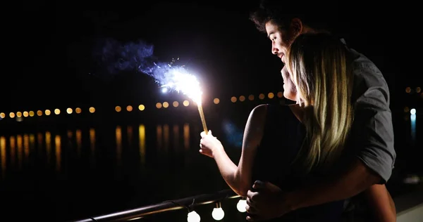 Pareja sosteniendo chispa ardiente — Foto de Stock