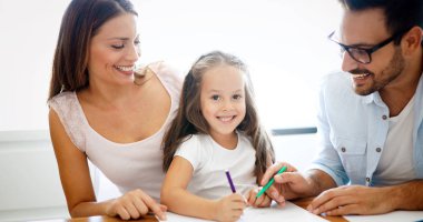 Mutlu aile eğlenceli harcama saat 