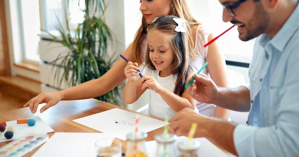 Mutlu aile eğlenceli harcama saat 