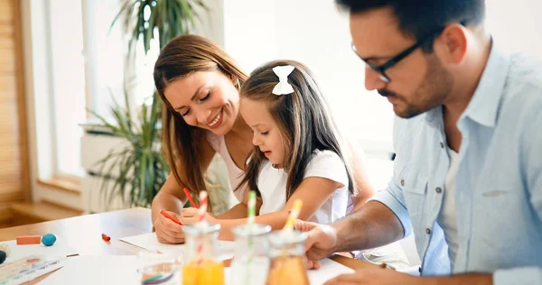 Mutlu aile eğlenceli harcama saat 