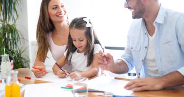 Mutlu aile eğlenceli harcama saat 