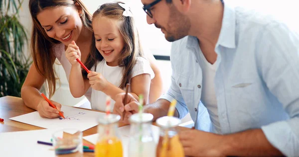 Mutlu aile eğlenceli harcama saat 