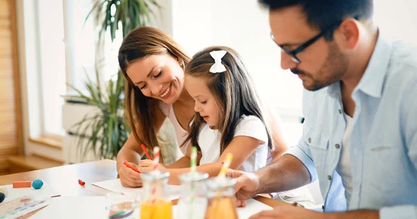 Mutlu aile eğlenceli harcama saat 
