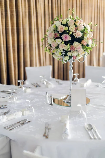 아름 다운 웨딩 테이블 및 장미 — 스톡 사진