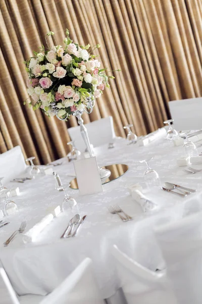 Hermosas mesas de boda y rosas — Foto de Stock