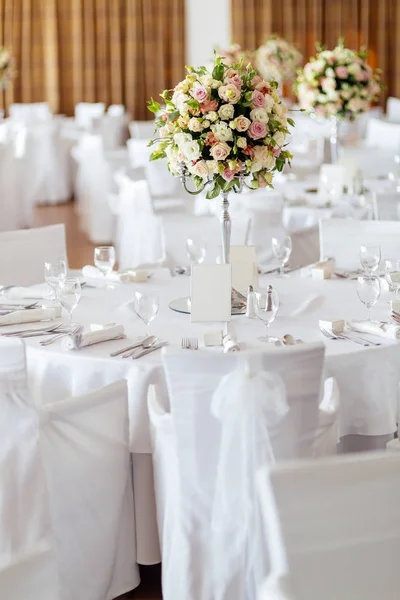 Hermosas mesas de boda y rosas — Foto de Stock