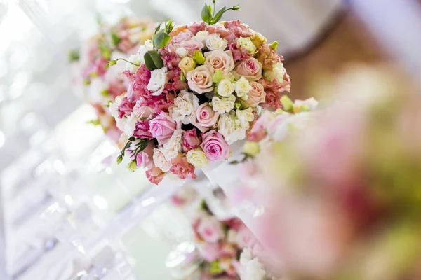 美しいバラの花が付いている装飾 — ストック写真