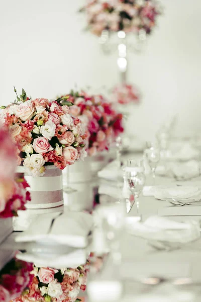 Bonito arranjo de mesa de casamento — Fotografia de Stock