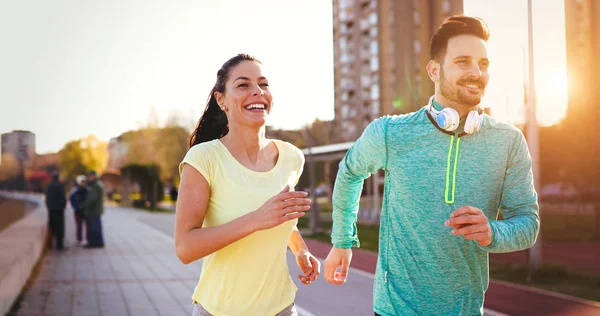 Genç çekici çift koşu