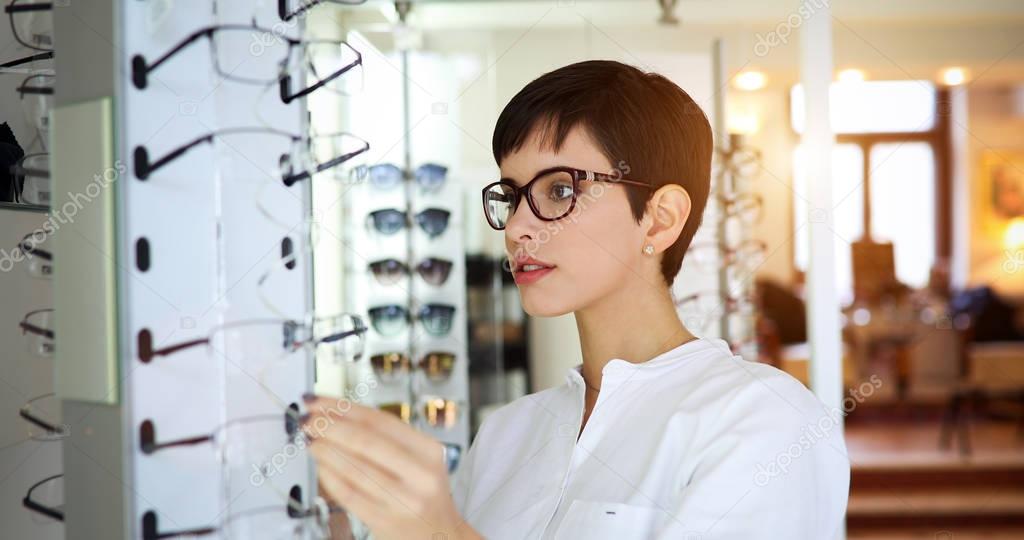 woman is choosing new glasses