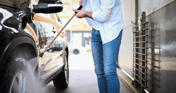 Persona lavando su coche en carwashin jet —  Fotos de Stock