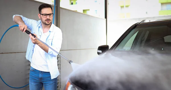 Persona lavando su coche en carwashin jet —  Fotos de Stock