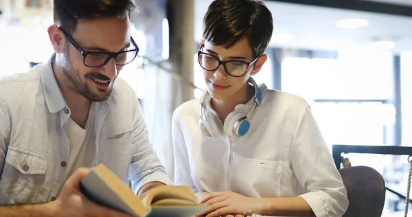 Students couple in school studying — Stock Photo, Image