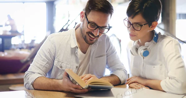 Students couple in school studying — Stock Photo, Image