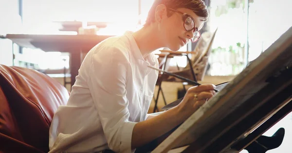 Pintura de artista femenina con paleta — Foto de Stock