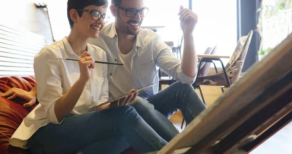 Mujer y hombre que asisten a un taller de pintura —  Fotos de Stock