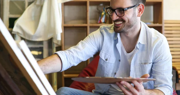 Künstler arbeitet im Atelier an der Malerei — Stockfoto