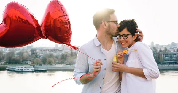 Couple souriant amoureux des ballons — Photo