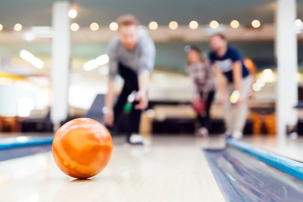 Amis appréciant le bowling au club — Photo