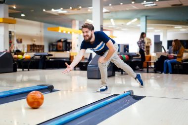 Kulüpte bowling arkadaşlar