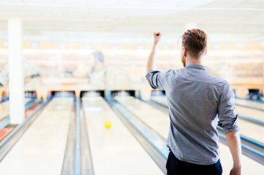  kazanan el yükselterek erkek tarafından temsil