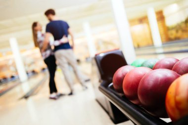 Çift birlikte bowling keyfini çıkarın