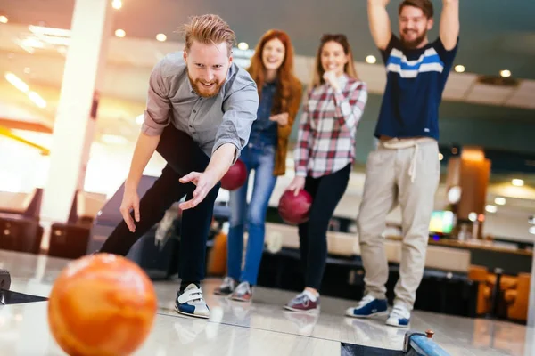 Amis appréciant le bowling au club — Photo