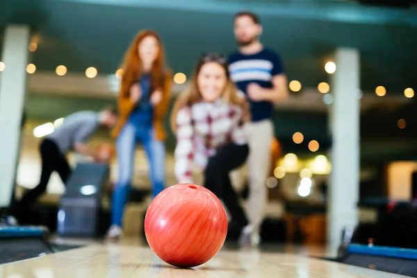Amis bowling au club — Photo