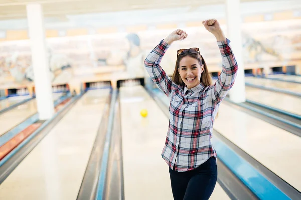 Щаслива жінка насолоджується боулінгом — стокове фото