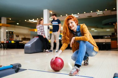 Bowling ve birlikte vakit eğleniyor arkadaşlar