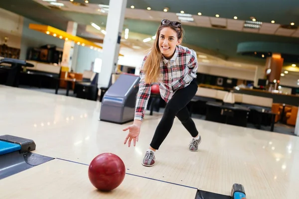 Glückliche Frau genießt Bowling — Stockfoto
