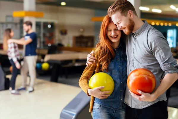 Nádherný pár datování a bowling — Stock fotografie