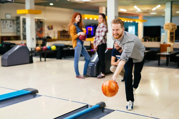 Friends enjoying bowling at club — Stock Photo, Image